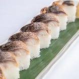 燻製した〆鯖の炙り棒寿司