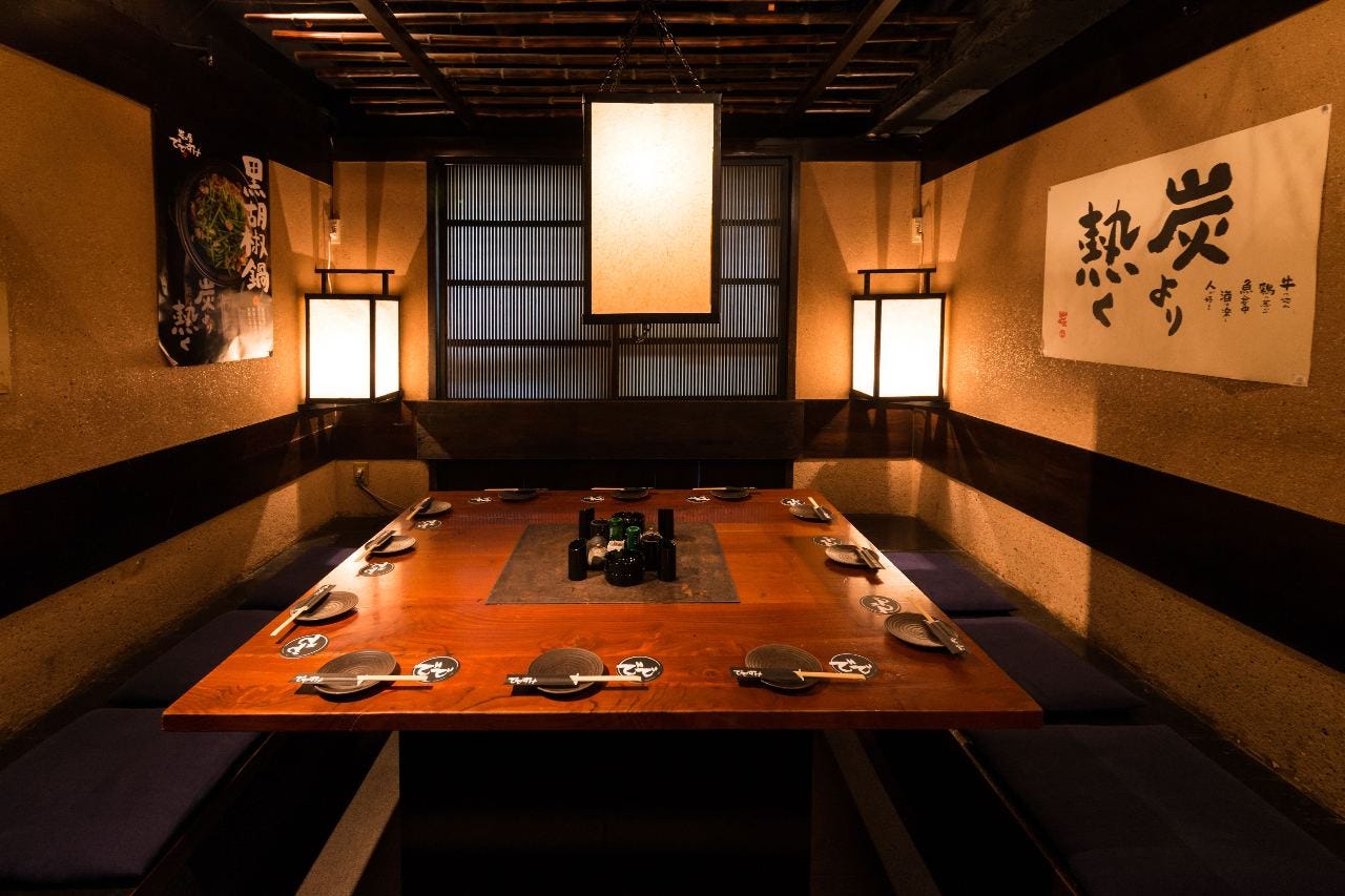あたたかなランプが灯る、炭の屋でですけのシックな空間