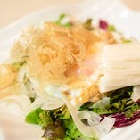 納豆・長芋・温玉のネバネバサラダ/カリカリジャコと豆腐のサラダ
