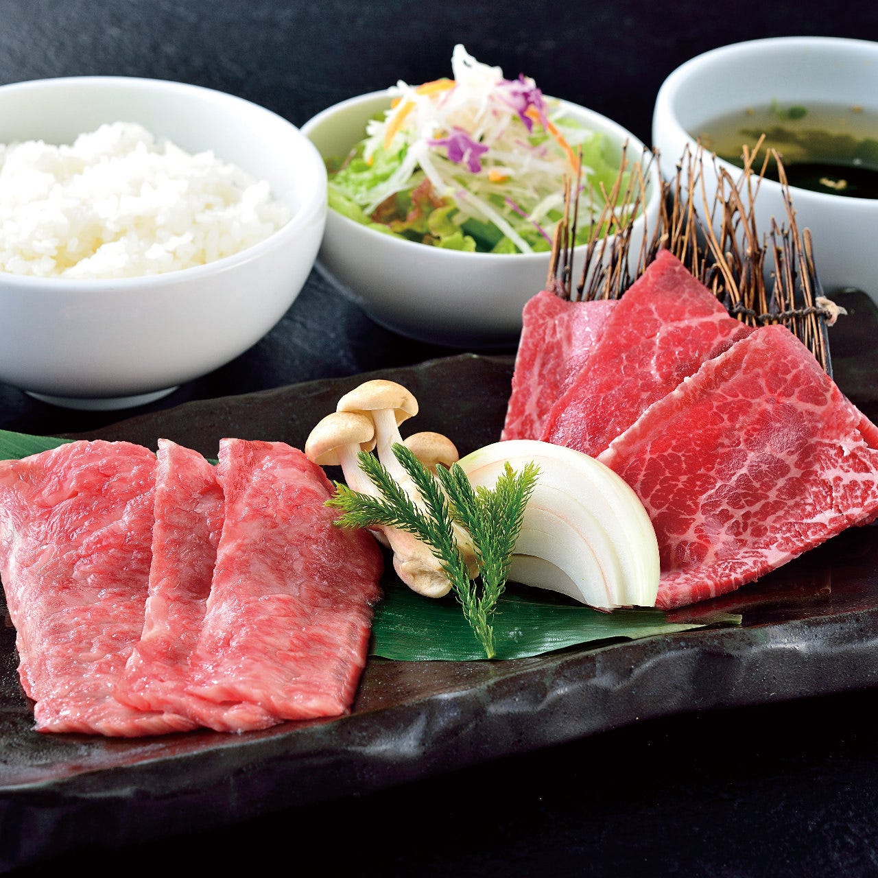 お肉やごはんなどが置かれている様子