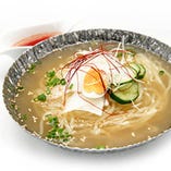 冷やした麺に具材を盛りつけ、冷たいスープで食べる「盛岡冷麺」。〆メニューとして人気です