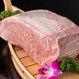 当店のお肉は北海道など自然豊かな環境で育った銘牛のA5ランク黒毛和牛を使用