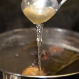 当店が提供する「盛岡冷麺」のスープは、あっさりとした澄んだ牛骨ベースに和風のエッセンスを加えています
