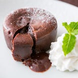 濃厚なチョコレートケーキからチョコレートソースがとろ～り。「フォンダンショコラ」は、ブラックコーヒーと楽しんでもよし、カカオ香る大人の味わいは、アルコールドリンクとも好相性です。