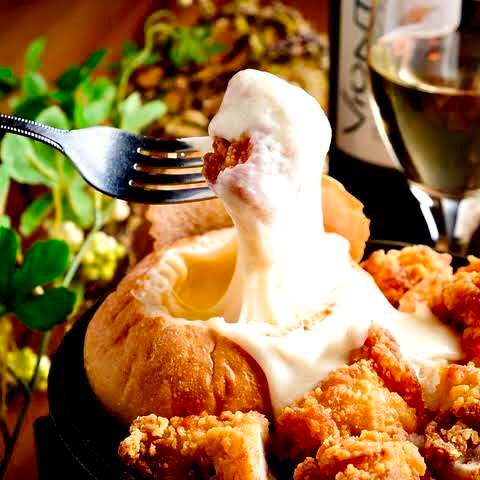 たっぷりのチーズをお肉やパンに絡めていただくひと品