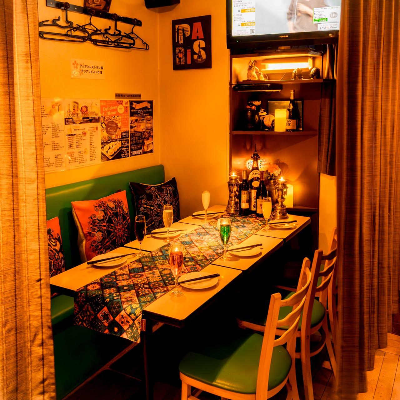 アジアンな雰囲気ただよう個室。間接照明で温かみのある空間