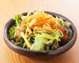 ～～わんのこだわり～～　お通しの新鮮野菜のサラダがお替り自由！！