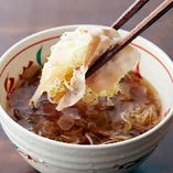 ちりり名物「つゆしゃぶ」
薄さわずか0.8ミリの豚肉を温かなつゆに絡めてお召し上がりください