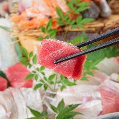 旬の魚を使った盛り合わせは人数に応じてご注文いただけます