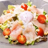 温玉と鶏の生ハム風タタキのシーザードレッシングサラダ