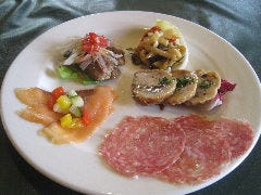 写真は前菜盛り合わせ例です。実際のコース料理とは異なる場合があります。