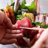 【鮮魚のお造り】
鮮魚盛り合わせは4種1419円とリーズナブル！