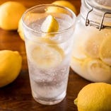 自家製塩レモンを使用した人気の塩レモンサワー。