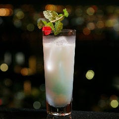 梅田 夜景 ディナー STARDUST_【オリジナルカクテル】
当店でしか味わえないオリジナルカクテルを多数ご用意。おすすめは梅田に燦然と輝くスカイビルをイメージした『スカイ ラピュータ』。爽やかな口当たりで人気のカクテルです。細かな心配りで特別な夜をお酒で演出します。