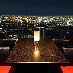 梅田 夜景 ディナー STARDUST_【窓際カップル席／2名様&times;4卓】美しい夜景を楽しむカップルのためのスペシャルシート