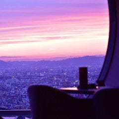 梅田 夜景 ディナー STARDUST_【窓際カップル席／2名様&times;4卓】美しい夜景を楽しむカップルのためのスペシャルシート