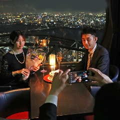梅田 夜景 ディナー STARDUST_【サプライズ】
プロポーズや記念日をひときわ思い出深い時間にするサプライズ演出も喜んでお手伝いさせていただきます。プレゼントのお預かりや記念写真などのタイミングのお打合せも、お気軽にご相談ください。