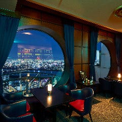 梅田 夜景 ディナー STARDUST_【ロマンチックなお席】
キャンドルの揺らめく灯りと窓から覗く街の灯りが引き立つダークトーンの店内には、誕生日のお祝いや記念日のデート利用で人気の窓際カップルシートをはじめ、4名様テーブルをご用意しています。デートシーンはもちろん、女子会も承ります。お気軽にご相談ください。