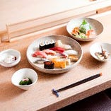 小鉢や刺身ににぎり寿司などが付いた寿司おまかせコースが自慢