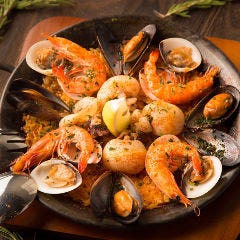 魚介の頭からとったダシで炊き上げたパエリア