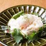 秋田県産いぶりがっこ入り自家製ポテトサラダ～半熟卵のせ～