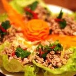 ヤムムータクライ Minced pork with lemmongrass,served with lettuce leaves
