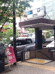 日比谷線東銀座駅4番出口に出ます。
右手には「歌舞伎座」が見えます。