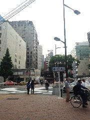 4番出口を直進すると「昭和通り」との交差点があり、左手に「ぐんまちゃん家」がありますので、左折します。
