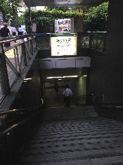 大江戸線築地市場駅A3出口に出て右手に直進します。
