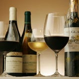 充実のフランス産ワイン。産地や品種でグラスも変えてご提供。