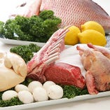 フランス産の鴨やフォアグラ、和牛や鮮魚など特選食材を贅沢使用