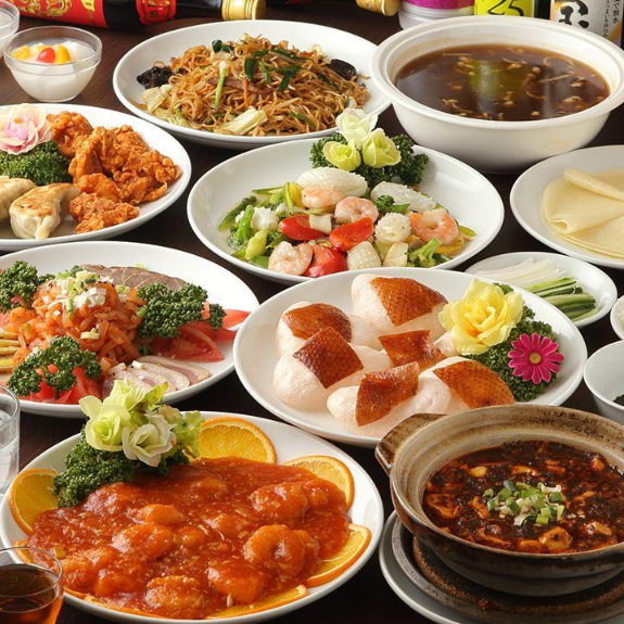 中華酒場 三百楽 町田店の中華料理が並べられている様子