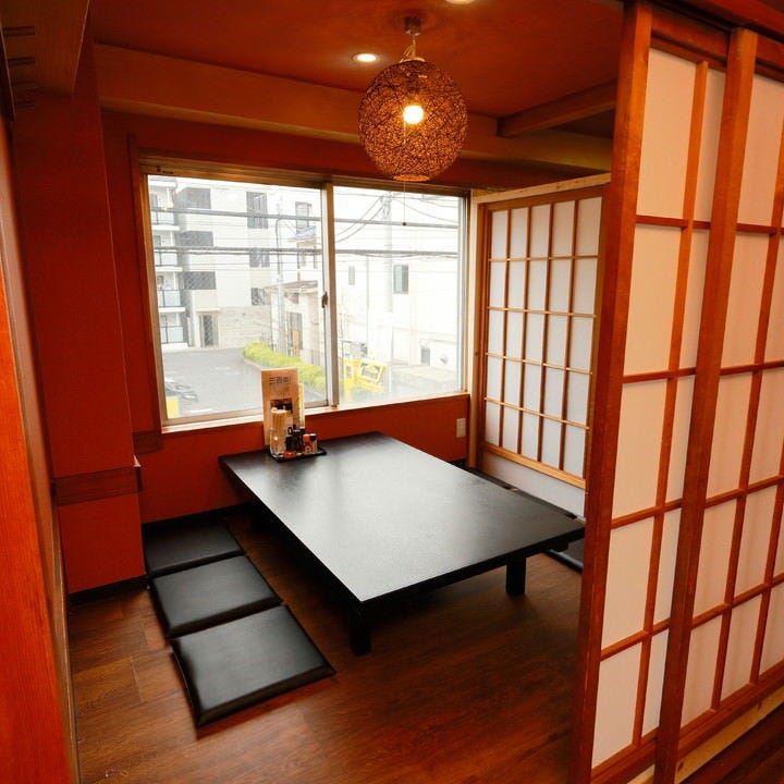 障子で仕切られた全品300円 中華酒場 三百楽 町田店の店内