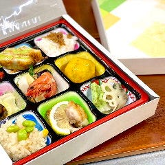 様々なお料理をお楽しみいただけるお弁当は人気メニューです。