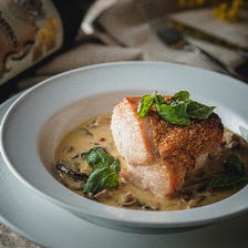 森林鶏のオーブン焼き、ポルチーニ香るキノコクリームソース