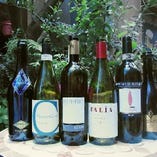 イタリア各地の固有品種を中心に、グラスワインも豊富にご用意♪