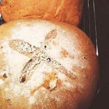 霧島の無農薬の小麦粉のパンは自家製。毎日焼き上げます。