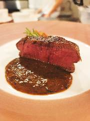 黒毛和牛のフィレ肉はかなりな厚切り。絶妙なレア具合が最高！
