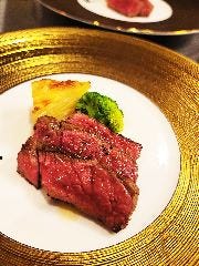 鹿児島県産黒毛和牛もも肉は赤身が多めでやわらかいステーキに！