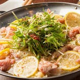 鶏セセリのハーブレモン鍋。さっぱりとした風味が女性に人気の鶏鍋。