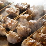 田嶋豚で新鮮な野菜を巻き鉄板で焼く野菜巻き串は必食の味わい！