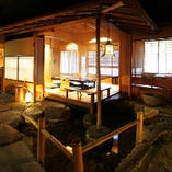【京の雰囲気の中で】
池の上に佇む趣ある半個室