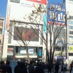 新宿ＡＬＴＡを正面に
【右】方向にお進み下さい！！
紀伊国屋・ビックロ・ＡＢＣマート方面