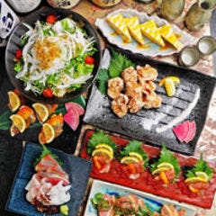 テーブルに並べられたからあげやサラダなどの料理