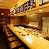 新鮮なネタが自慢の寿司を味わう活気溢れる人気のカウンター席