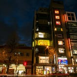 【浅草橋駅東口 徒歩15秒!!】
浅草橋のビルの夜景が見える店内