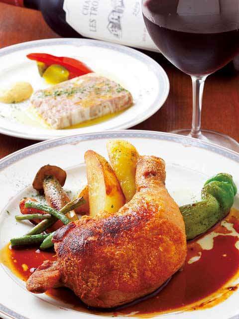 鶏もも肉のローストや田舎風パテワインが並ぶディジュネコース