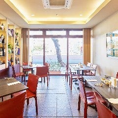 光差し込むオシャレな店内で酒食を楽しんで