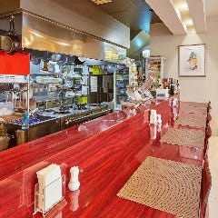 オープンキッチン目前の特等席で旨味抜群の料理をどうぞ