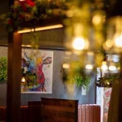 煌肉（にく）との出会い meat＆meet 肉匠 うし義_うし義は店内のデザインに徹底的にこだわり、煙も出ない無煙ロースターを完備。
お客様が快適な時間をお過ごしいただける空間です。
ご宴会はもちろん、会食や、接待、記念日といった幅広いシーンにご利用いただけます。